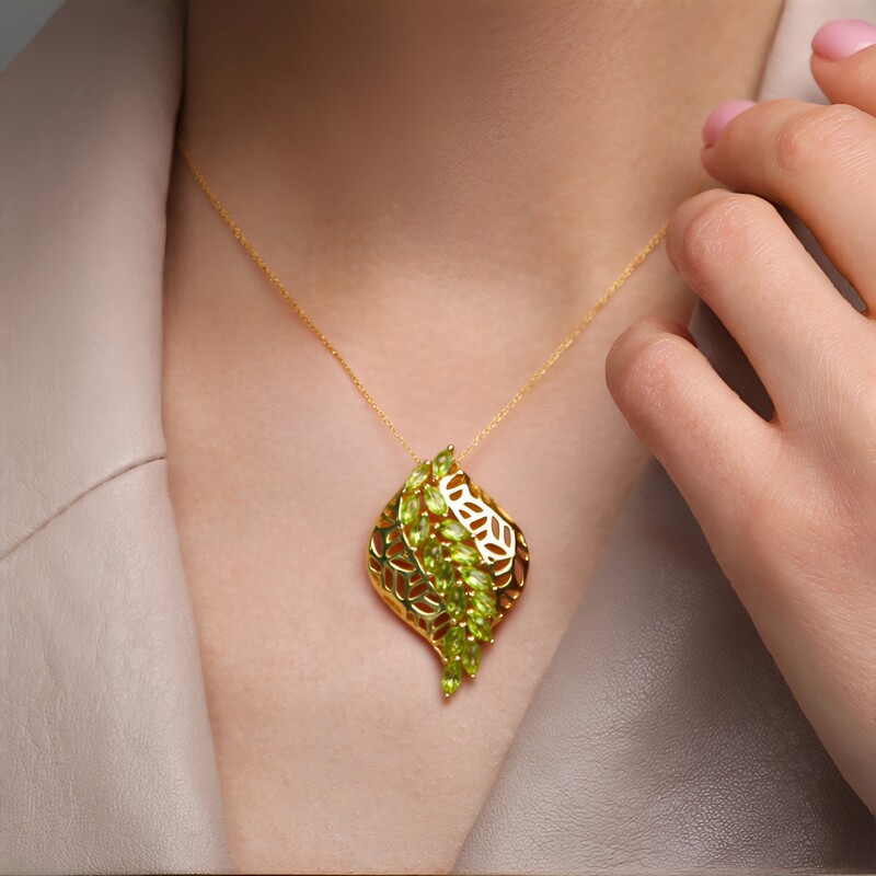 Gouden hanger met peridoots (Ornaments by de Melo)