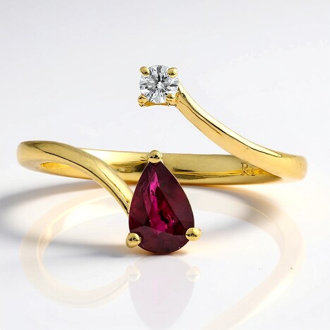 Anello in oro con Rubino Mozambico AAA