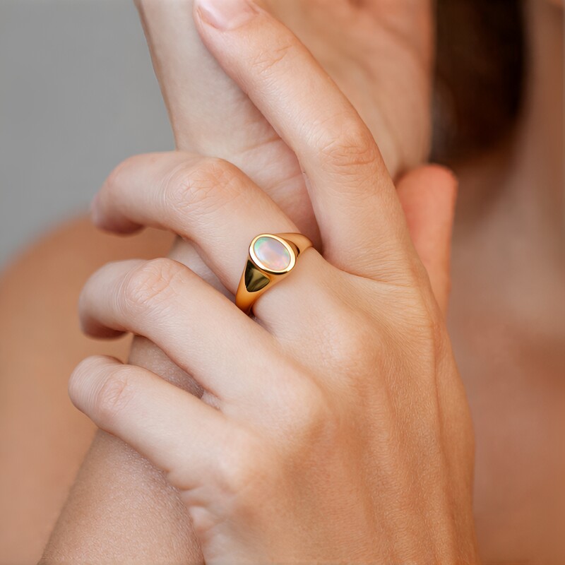 Anillo en oro con Ópalo cristal negro Lightning Ridge (Mark Tremonti)