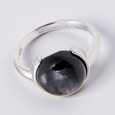Zilveren ring met een hyperstheen