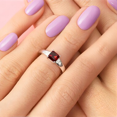 Zilveren ring met een Indische Granaat