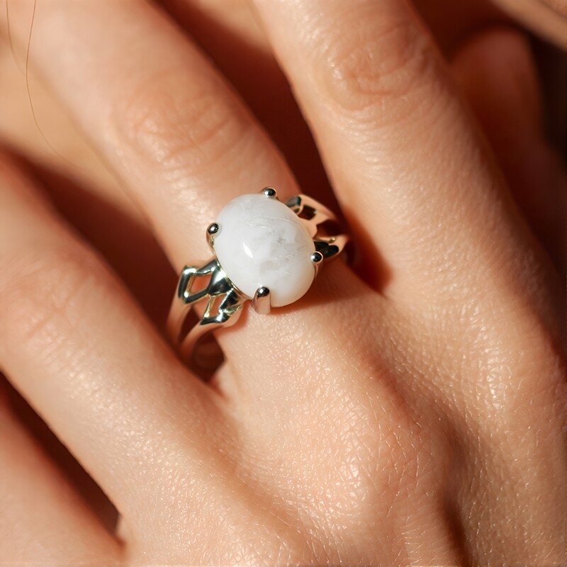 Zilveren ring met een howliet