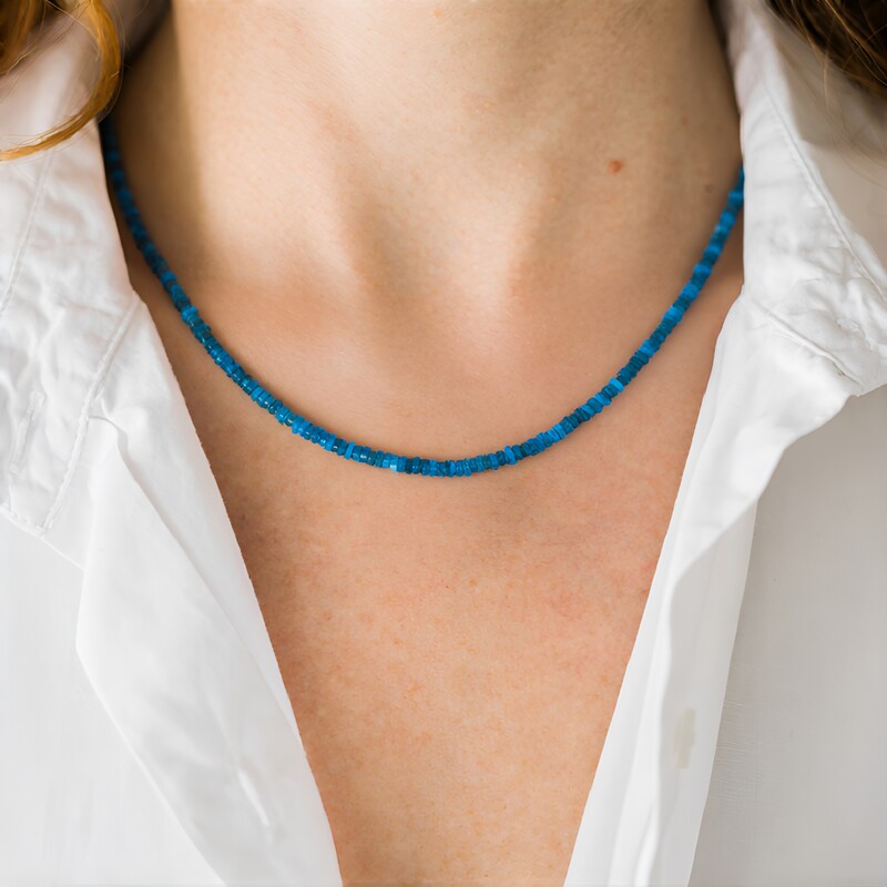 Zilveren halsketting met neon blauwe apatieten