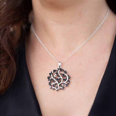 Collar en plata con Espinela negra