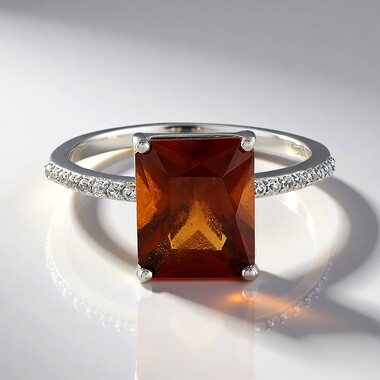 Anillo en oro con Granate Hesonita