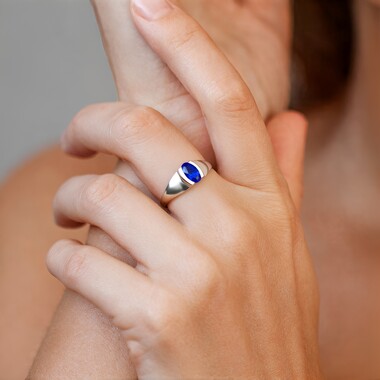 Zilveren ring met een tanzaniet