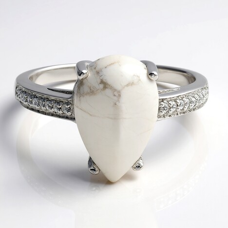 Anello placcato in platino con Howlite