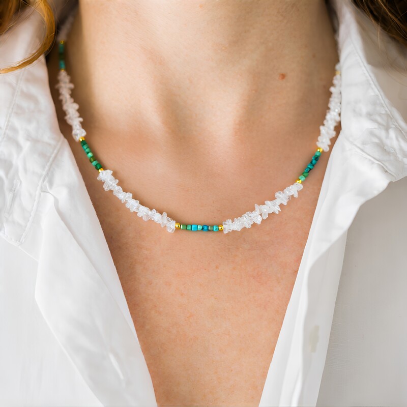 Zilveren halsketting met witte kwartskristallen