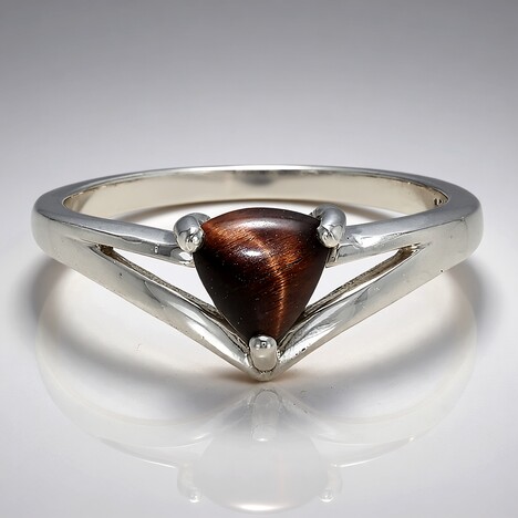 Anello in argento con Occhio di Tigre Rosso