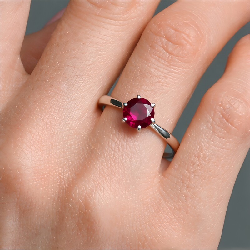 Zilveren ring met een Madagaskar Robijn