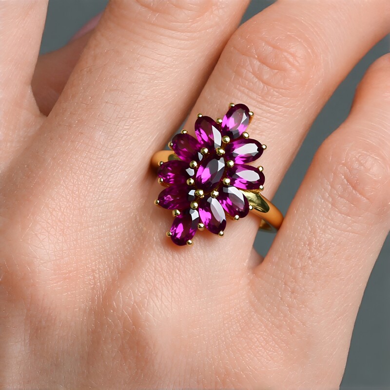 Anello in oro con Granato Magenta