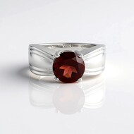 Zilveren ring met een Mozambique granaat