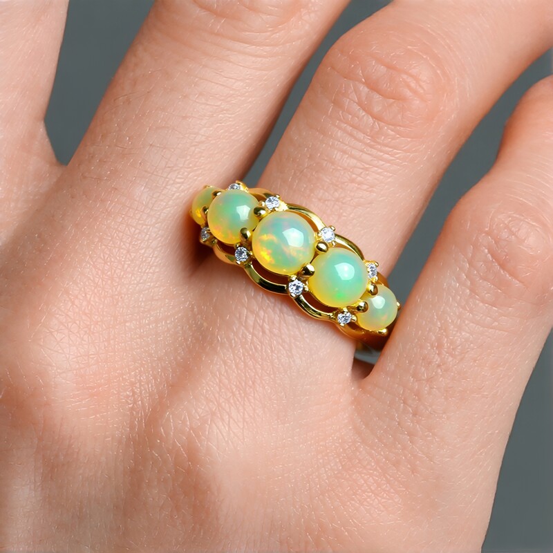 Anello in oro con Opale di Welo AAA