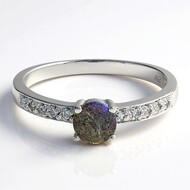 Anillo en plata con Espectrolita