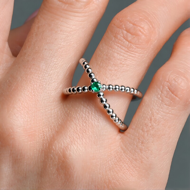 Anillo en plata con Esmeralda de Rusia (de Melo Essence)