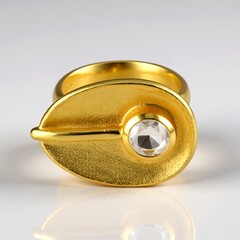 Anello placcato in oro con Quarzo Bianco (MONOSONO COLLECTION)