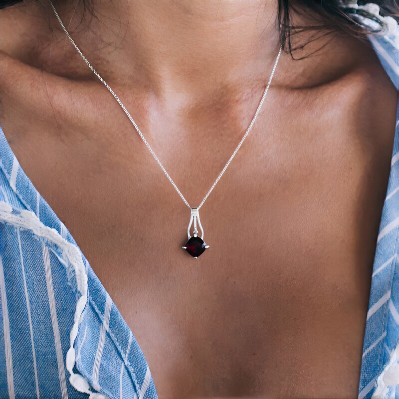 Colgante en plata con Granate de Mozambique