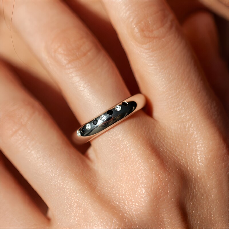 Anello in argento con Zaffiro Bianco e Spinello Nero