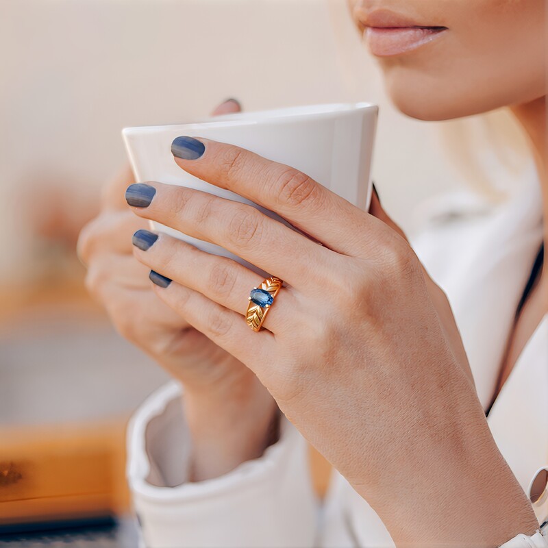Anillo en oro con Tanzanita azul verdosa sin tratamiento térmico.