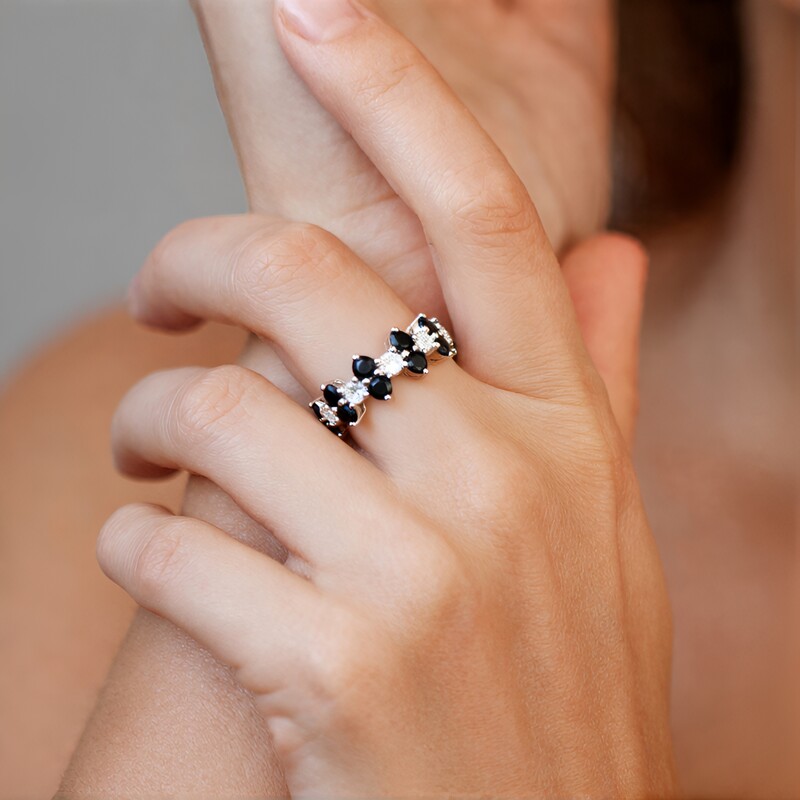 Anillo en plata con Espinela negra