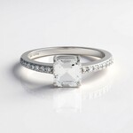 Anello in argento con Petalite