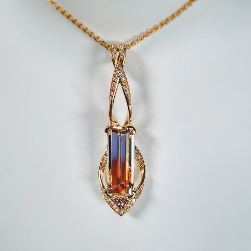 Gouden hanger met een Meerkleurige Oekraïense Topaas (de Melo)