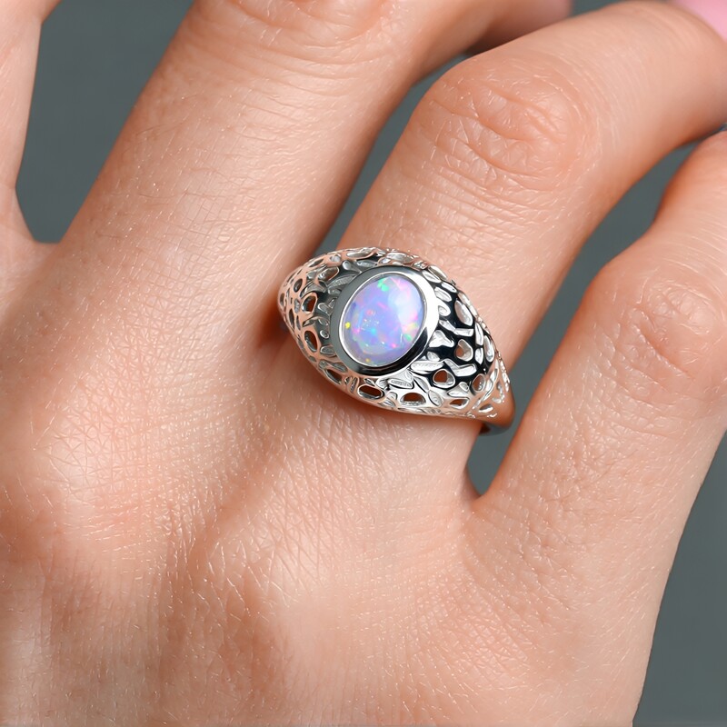 Anillo en plata con Ópalo de Welo