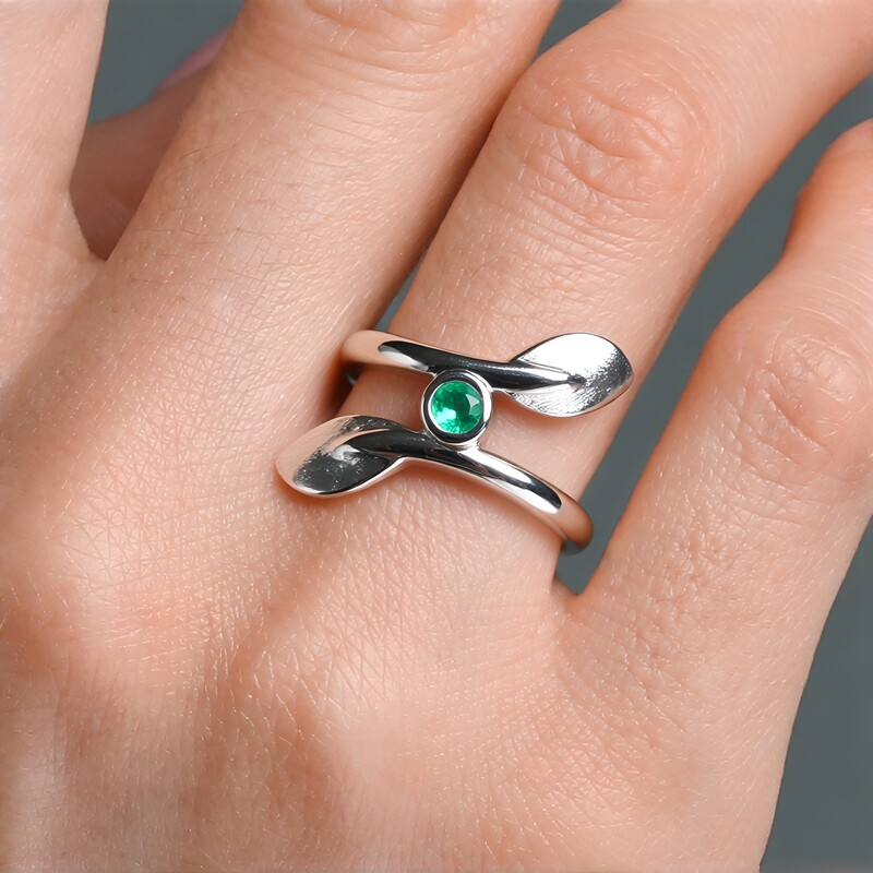 Anillo en plata con Esmeralda de Colombia (MONOSONO COLLECTION)