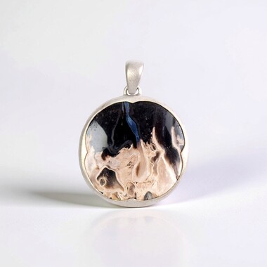 Colgante en plata con Madera de palma petrificada
