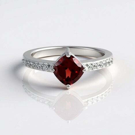 Anello in argento con Granato Mozambico