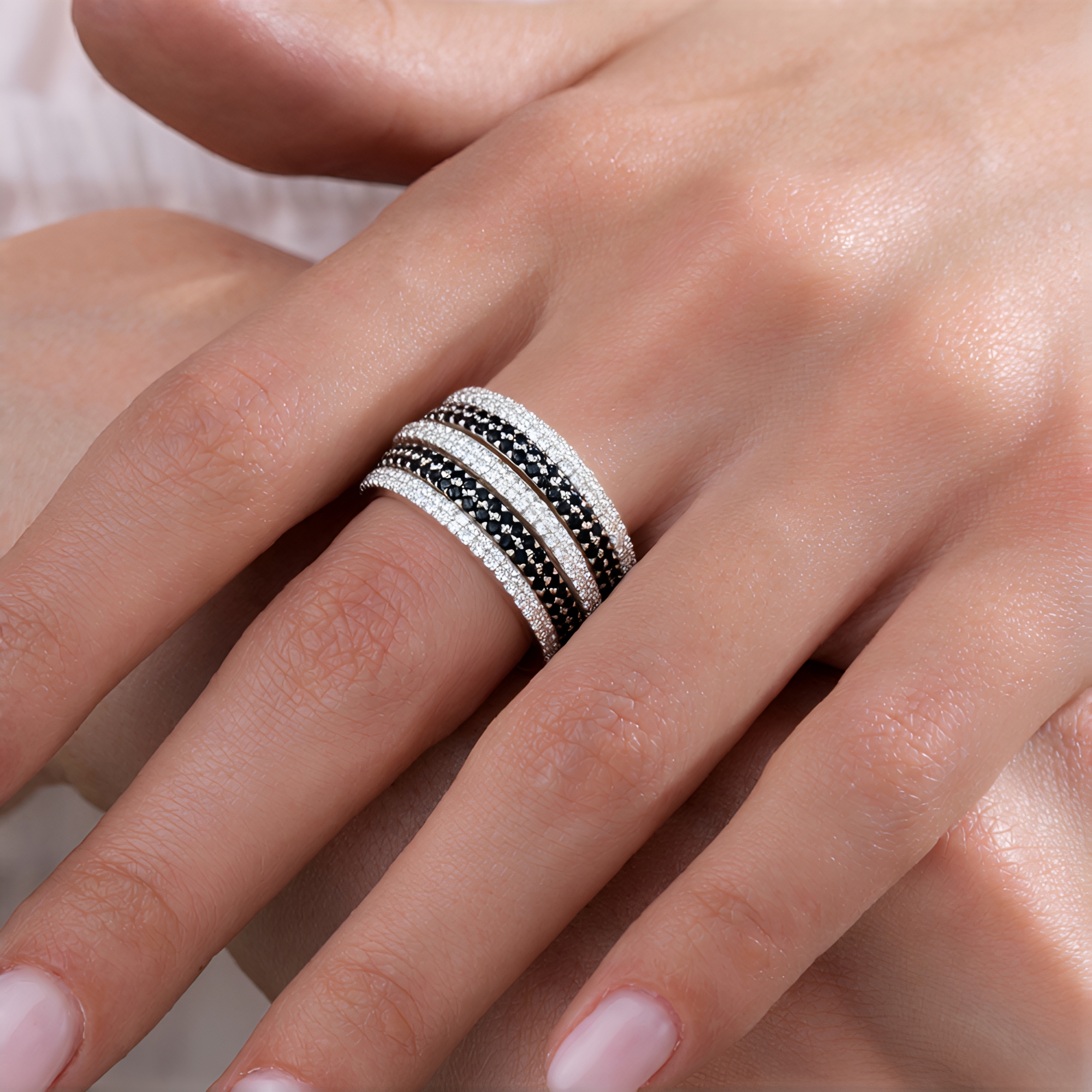 Bague En Argent Massif - Forme Dôme Avec Bande De Zirconiums - Taille 54 - Occasion - Couleur Argentée