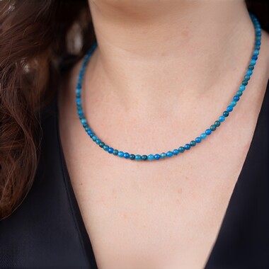 Collar en plata con Apatita azul neón