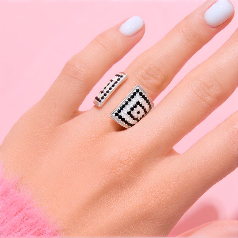 Anillo en plata con Espinela negra