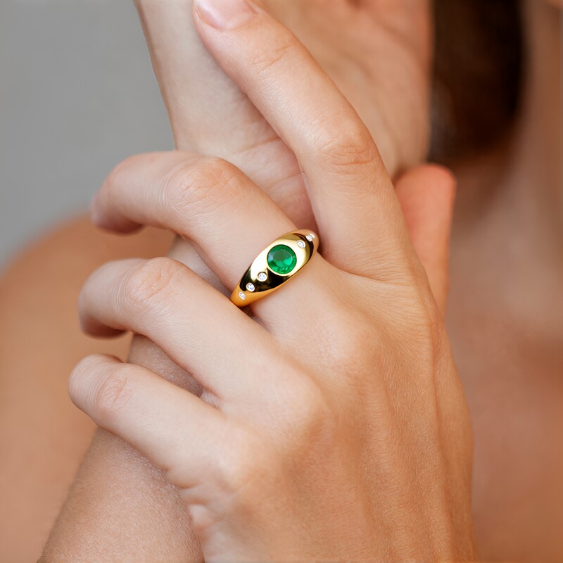 Gouden ring met een Colombiaanse smaragd