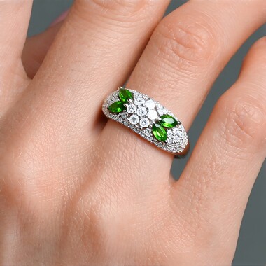 Anillo en plata con Diópsido de Rusia
