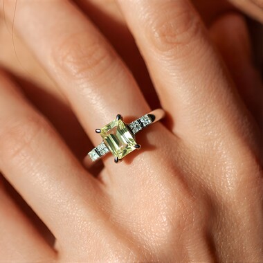 Zilveren ring met een kanariegele kunziet