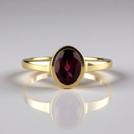 Anello in oro con Granato Magenta
