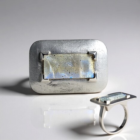 Anello in argento con Labradorite (MONOSONO COLLECTION)