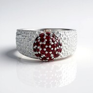 Pierścionek ze srebra platynowanego - Spinel czerwony szlachetny Noble Red (de Melo Essence)