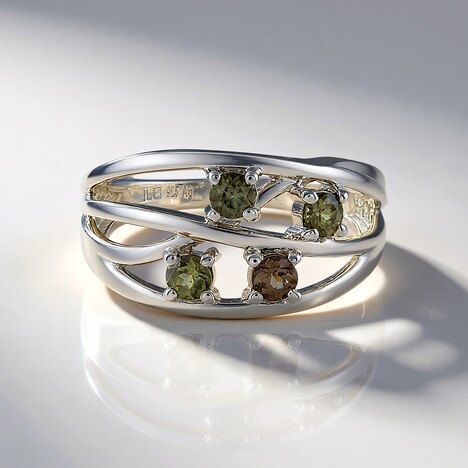 Anello in argento con Granato Cangiante