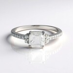Anello in argento con Petalite