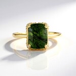 Bague en or et Péridot à inclusions de ludwigite (de Melo)