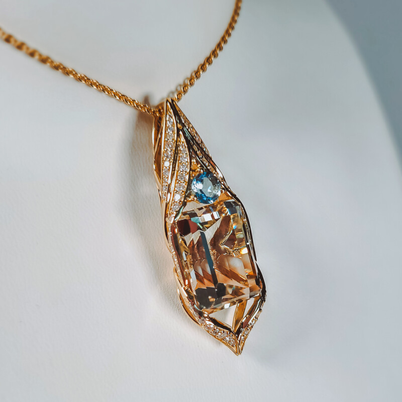 Gouden hanger met een Meerkleurige Oekraïense Topaas (de Melo)