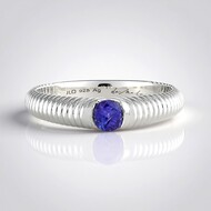 Zilveren ring met een tanzaniet (de Melo Essence)