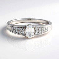 Anello in argento con Petalite