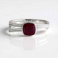 Zilveren ring met een Madagaskar Robijn (de Melo Essence)