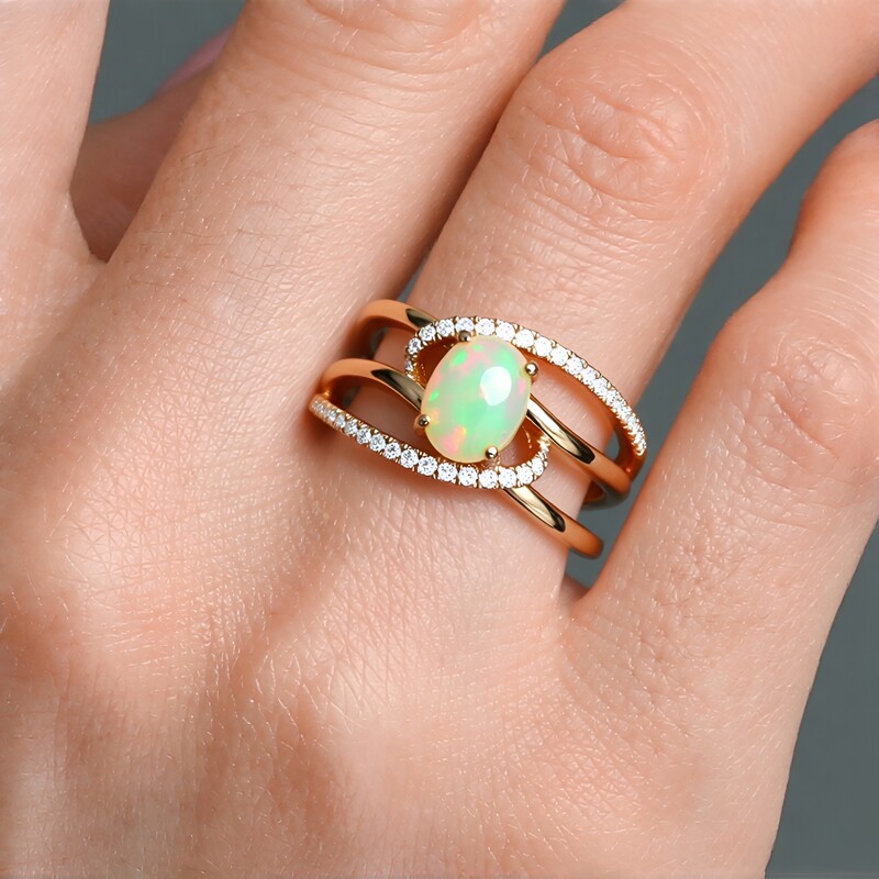 Anello in oro con Opale di Welo AAA