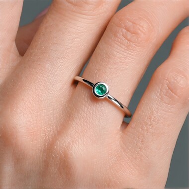 Anillo en plata con Esmeralda de Rusia