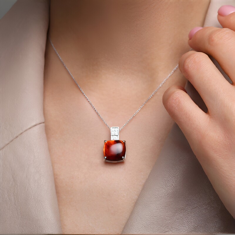 Rotes Tigerauge-Silberanhänger