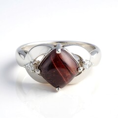 Anello in argento con Occhio di Tigre Rosso